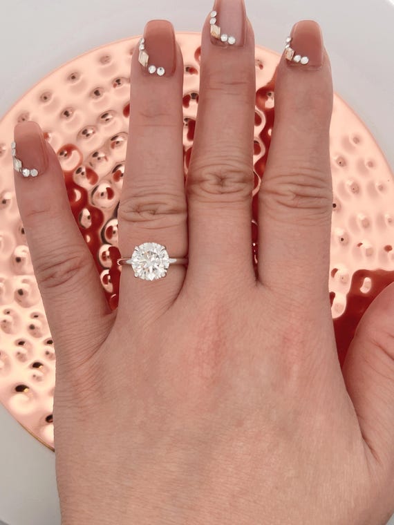 オーバル＆ラウンドモアッサナイトダイヤモンドウェディングブライダルリングセット、18Kゴールドエンゲージリングセット、エタニティバンド付きヒドゥンハロー  リング、レディースリングセット - Etsy 日本 エタニティ リング ウェディング バンド 18K ホワイトゴールド ... エタニティ リング ウェディング バンド 18K ホワイトゴールド メッキ バゲット ラウンド キュービックジルコニア リング バン