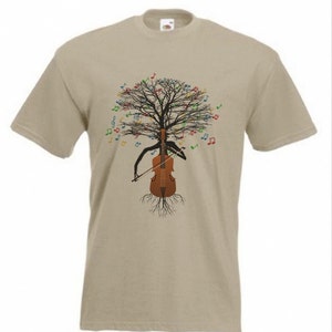 Pode incluir: Uma camiseta bege com um gr&aacute;fico de uma &aacute;rvore crescendo fora de um violoncelo. A &aacute;rvore tem galhos com notas musicais coloridas. O violoncelo tem ra&iacute;zes que se estendem para o solo.