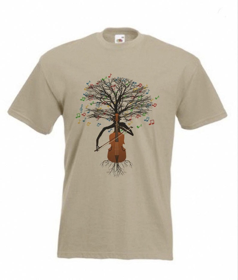 Pode incluir: Uma camiseta bege com um gr&aacute;fico de uma &aacute;rvore crescendo fora de um violoncelo. A &aacute;rvore tem galhos com notas musicais coloridas. O violoncelo tem ra&iacute;zes que se estendem para o solo.