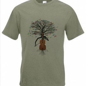 Pode incluir: Uma camiseta verde com um gr&aacute;fico de uma &aacute;rvore com notas musicais e um violoncelo.