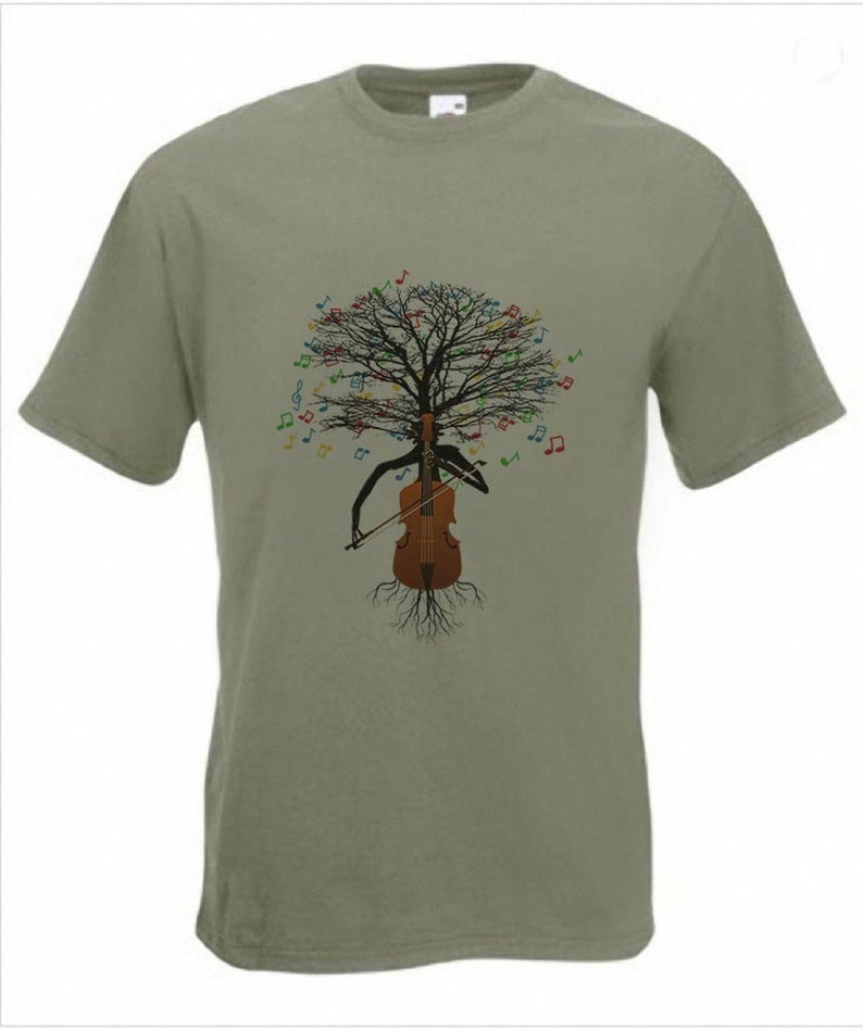 Pode incluir: Uma camiseta verde com um gr&aacute;fico de uma &aacute;rvore com notas musicais e um violoncelo.