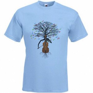Pode incluir: Camiseta azul claro com um gr&aacute;fico de uma &aacute;rvore crescendo de um violoncelo com notas musicais ao redor.