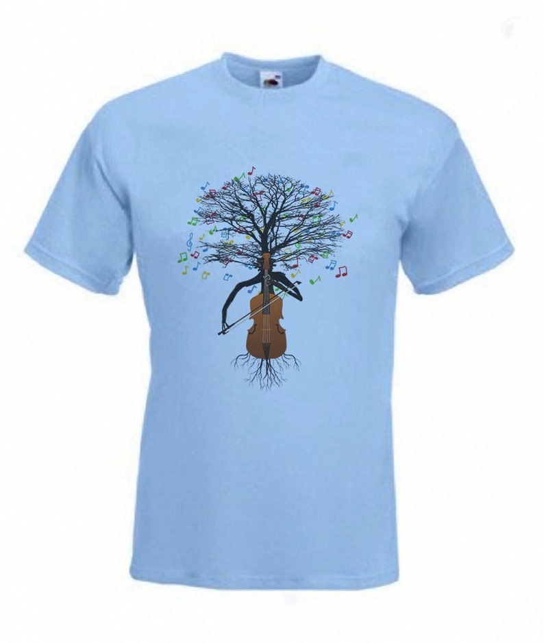 Pode incluir: Camiseta azul claro com um gr&aacute;fico de uma &aacute;rvore crescendo de um violoncelo com notas musicais ao redor.