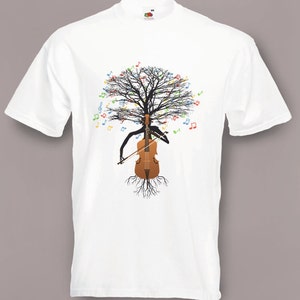 Pode incluir: Camiseta branca com um gr&aacute;fico de uma &aacute;rvore com ra&iacute;zes em forma de violoncelo tocando m&uacute;sica. A &aacute;rvore est&aacute; em silhueta e o violoncelo &eacute; marrom. Notas musicais coloridas est&atilde;o espalhadas ao redor da &aacute;rvore.
