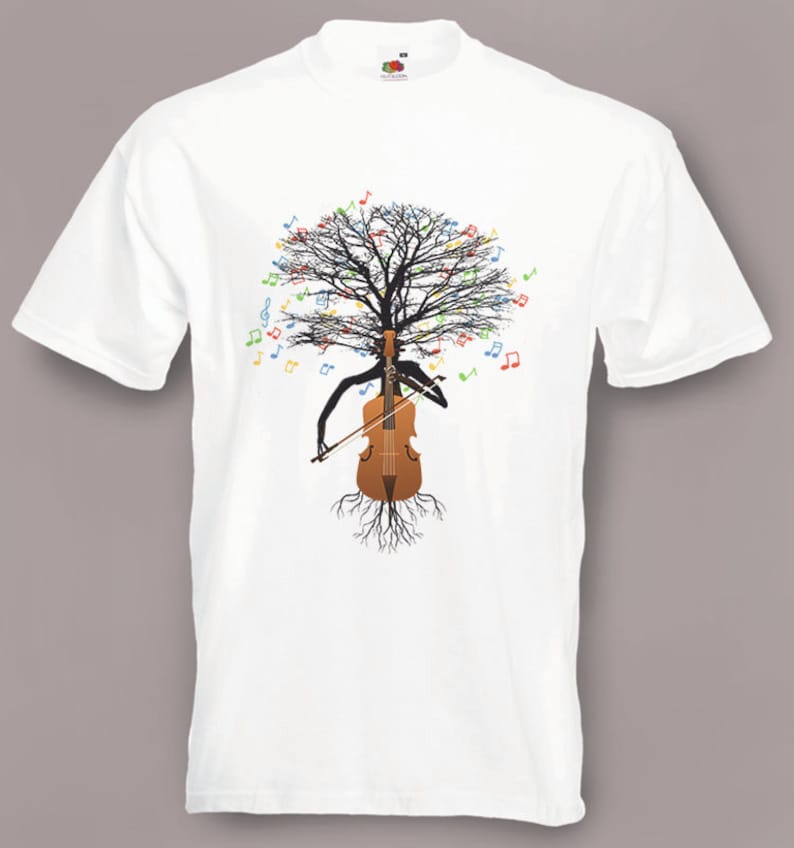 Pode incluir: Camiseta branca com um gr&aacute;fico de uma &aacute;rvore com ra&iacute;zes em forma de violoncelo tocando m&uacute;sica. A &aacute;rvore est&aacute; em silhueta e o violoncelo &eacute; marrom. Notas musicais coloridas est&atilde;o espalhadas ao redor da &aacute;rvore.