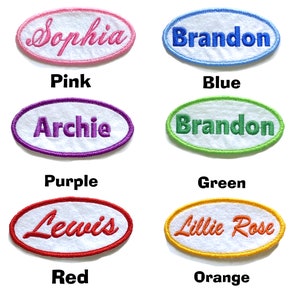 Op de afbeelding: Zes ovale stoffen patches met geborduurde namen in verschillende kleuren. De namen zijn "Sophia" in roze, "Brandon" in blauw, "Archie" in paars, "Brandon" in groen, "Lewis" in rood en "Lillie Rose" in oranje.