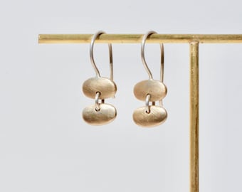 Pedernales. Two bronze pebble earrings.