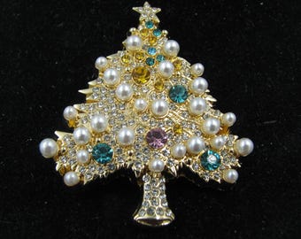 Christmas Tree Brooch Pearls and Rhinestones Gold tone metal 2 1/2" tall Comes with cotton lined box for gift giving Excellent condition