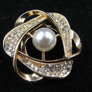 Scarf Clip Rhinestone pearl center 1 1/2" gold tone excellent working condition vintage jewelry brooch