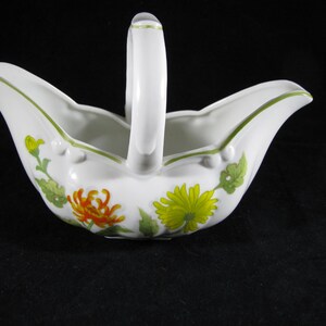 Seymour Mann CHRYSANTHEMUM Pattern Sauce boat 7&quot; wide Excellent Condition Great 2 spout gravy boat