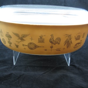 Huge Pyrex 2 1/2 QT Casserole w/ Lid Early American Pattern  Gold on Brown 1962-71 Excellent condition