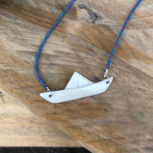 Colar de barco de origami feito de porcelana, feito à mão, joias marítimas em fita de algodão nas cores azul, rosa e cinza ou linha de poliéster
