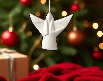 Witte porseleinen engel om op te hangen in origami-stijl