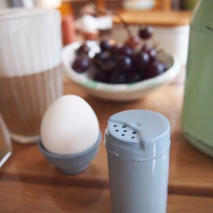 Saltshaker 'Soltdöös' handmade of porcelain, coloured spice container to refill matching our 'Tütei' egg cups image 7
