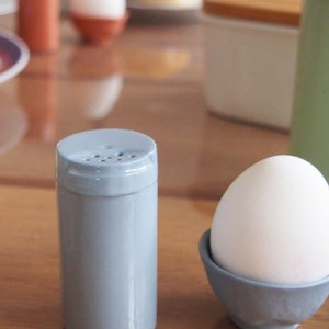 Saltshaker 'Soltdöös' handmade of porcelain, coloured spice container to refill matching our 'Tütei' egg cups image 8