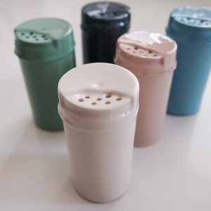 Saltshaker 'Soltdöös' handmade of porcelain, coloured spice container to refill matching our 'Tütei' egg cups image 4