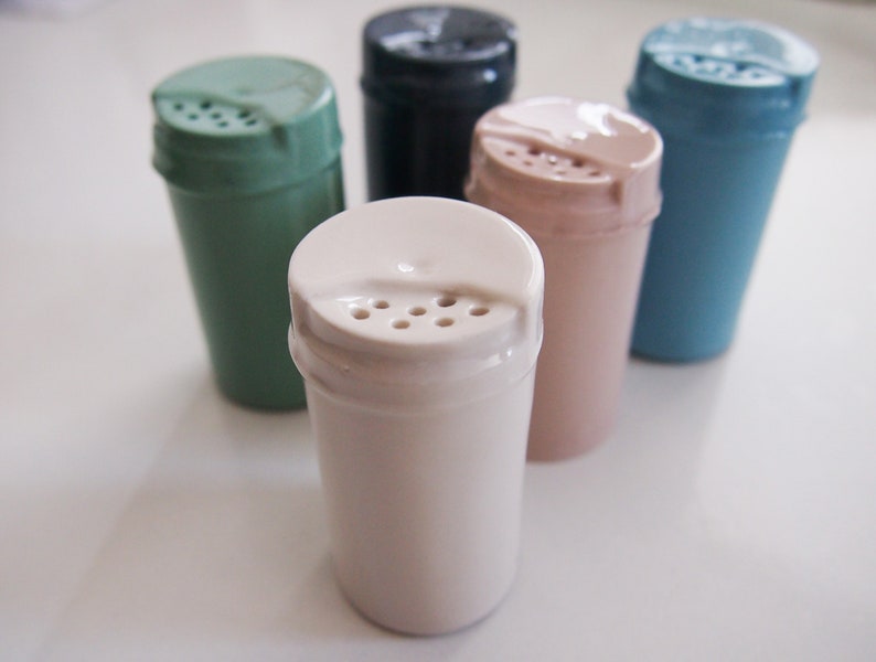 Saltshaker 'Soltdöös' handmade of porcelain, coloured spice container to refill matching our 'Tütei' egg cups image 4