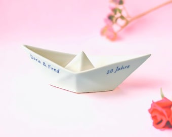 Gepersonaliseerd huwelijkscadeau van porselein: een porseleinen bootje met de tekst "20 Jaar" en de gewenste namen.