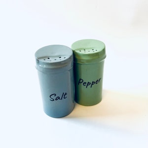 Saltshaker 'Soltdöös' handmade of porcelain, coloured spice container to refill matching our 'Tütei' egg cups image 9
