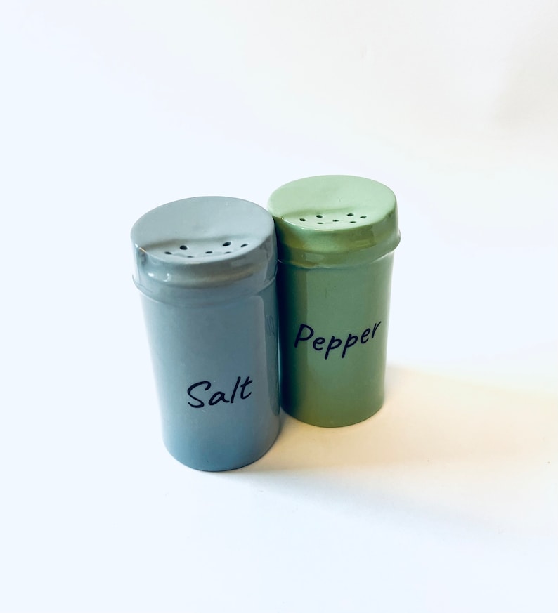 Saltshaker 'Soltdöös' handmade of porcelain, coloured spice container to refill matching our 'Tütei' egg cups image 9