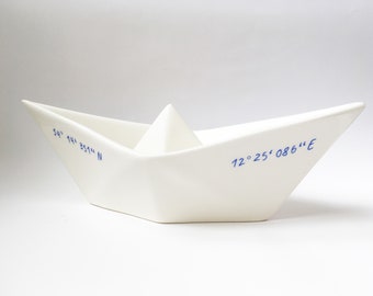 Papierschiff aus Porzellan als maritime Deko als personalisiertes Geschenk mit Text nach Wunsch, Koordinaten zum Einzug, Namen zur Hochzeit