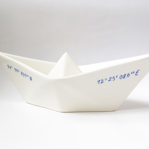 Bateau en papier en porcelaine comme décoration maritime comme cadeau personnalisé avec texte de votre choix, coordonnées d'emménagement, noms pour le mariage