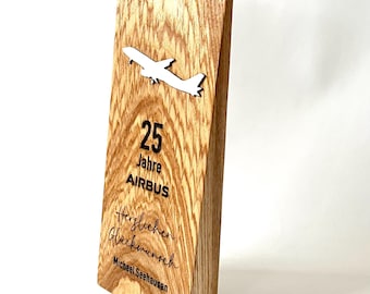 Beker, trofee, onderscheiding naar wens vormgegeven. Eiken wig met gravure en logo