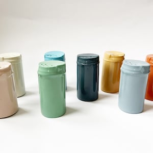 Saltshaker 'Soltdöös' handmade of porcelain, coloured spice container to refill matching our 'Tütei' egg cups image 3