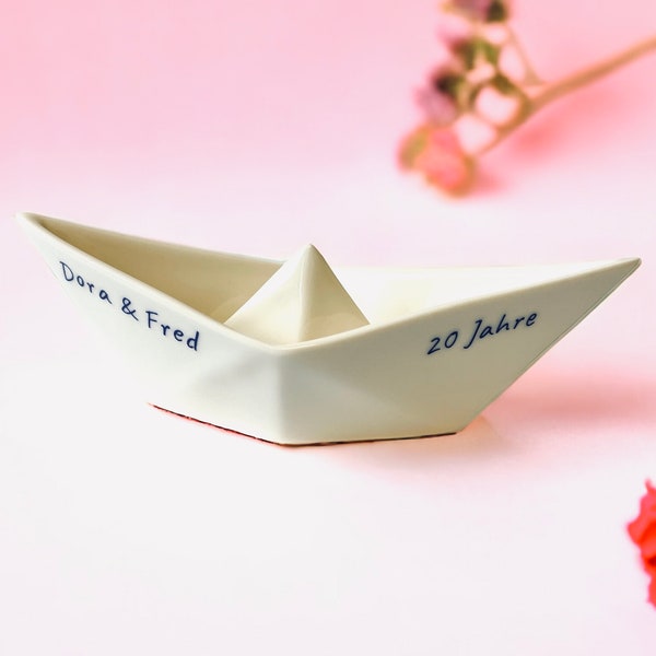 Porzellanhochzeit Geschenk personalisierbar - Schiffchen aus Porzellan mit 20 Jahre Schriftzug und Wunschnamen
