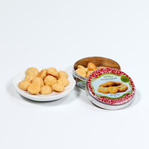 Miniatur Kekse in einer Box mit einem Teller, Miniatur Dessert, Miniaturbäckerei, Puppenhausbäckerei, Puppenhaus Essen, Miniature Sweet