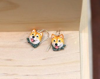 Shiba Inu-hond draagt groene sjaaloorbellen, hangoorbellen, hond van polymeerklei, hond Shiba-oorbellen, hondensculptuur, cadeau hondenliefhebber