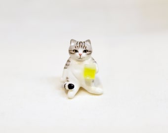 Gray tabby cat drinking beer brooch - Kanpai collection, Gray cat brooch, Tabby cat brooch, Cat pin, cat sculpture, cat lover gifts