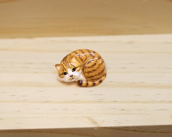 Brown tabby cat crouching brooch, Brown tabby cat brooch, Brown tabby cat pin, Cat pin, polymer clay cat, cat sculpture, cat lover gifts