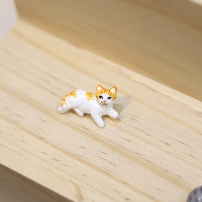 Die orange Katze legt sich hin Brosche, Orange Katze Brosche, Orange Katze Anstecknadel, Katzenpin, Katze aus Polymer Clay, Katze Skulptur, Geschenke für Katzenliebhaber Bild 2