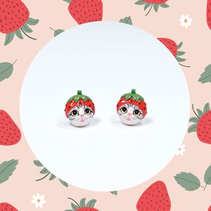 Erdbeerkatzenohrringe, Katzenohrstecker, Erdbeerohrringe, Katze aus Polymerton, handgeformt, Katzenskulptur, Geschenke für Katzenliebhaber