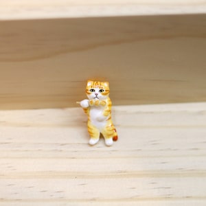 Broche de gato laranja comendo almôndega, broche engraçado de gato laranja, broche de gato malhado laranja, broche de gato laranja, broche de gato de argila de polímero, presente para amantes de gatos