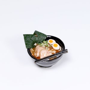 Miniatuur ramen Japanse keuken in keramische kom, Japans miniatuureten, miniatuurnoedels, poppenhuisminiaturen eten