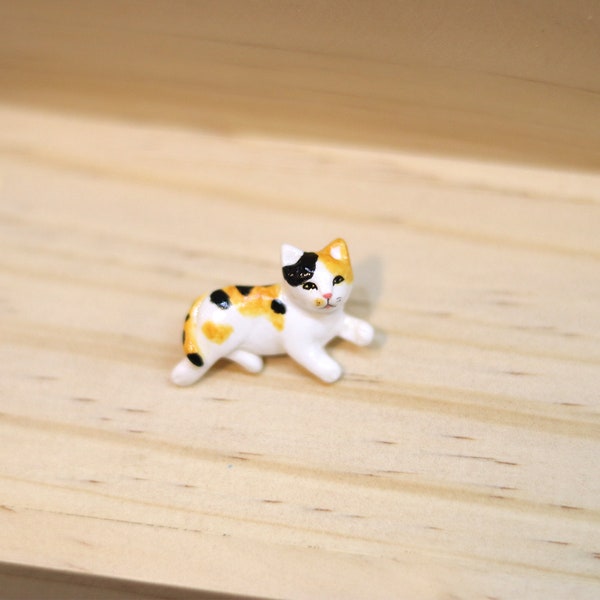 Calico cat laying down brooch, Calico cat brooch, Calico cat pin, Cat pin, polymer clay cat, cat sculpture, cat lover gifts