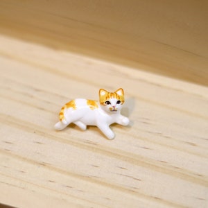 Die orange Katze legt sich hin Brosche, Orange Katze Brosche, Orange Katze Anstecknadel, Katzenpin, Katze aus Polymer Clay, Katze Skulptur, Geschenke für Katzenliebhaber Bild 1