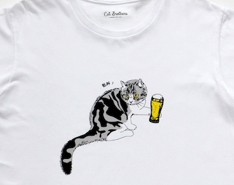 Koszulka z kotem pijącym piwo – koszulka „Kanpai!” | Koszulka z kotem Kawaii | Śmieszna koszulka unisex w kolorze białym | Super miękka bawełna 100%, prezent dla miłośnika kotów