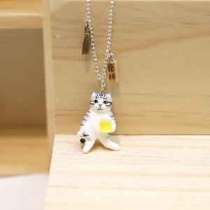 ビールを飲むタビー猫のネックレス（グレー） - Kanpaiコレクション、グレーのタビー猫のネックレス、グレーの猫のネックレス、面白い猫好きへのギフト