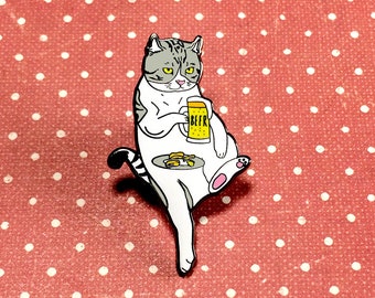 Pin de gato bebiendo cerveza, pin de esmalte duro con cierre de goma, pin de esmalte de gato, pin de solapa de gato, pin divertido de gato, regalo para amantes de los gatos
