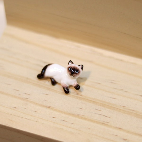 Siamese cat laying down brooch, Siamese cat brooch, Siamese cat pin, Cat pin, polymer clay cat, cat sculpture, cat lover gifts