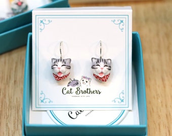 Lachende gestreepte kat met rode sjaaloorbellen, hangoorbellen, kat van polymeerklei, kattensculptuur, geschenken kattenliefhebber