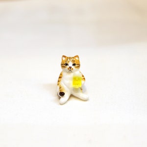 Brown tabby cat drinking beer brooch - Kanpai collection, Brown cat brooch, Tabby cat brooch, Cat pin, cat sculpture, cat lover gifts