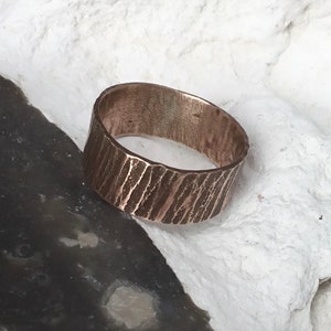 Holz struktur Ring,Gehämmert Kupfer Ring, Brutalist Kupfer Ring,breites Band Kupfer Ring,Wikinger Kupfer Ring Bild 5