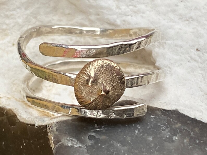 Anneau triple pile, anneau en bronze et en argent, anneau en argent torsadé, anneau en spirale martelé, anneau en laiton de pouce, anneau de fil denveloppe image 9