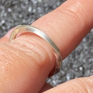 Gedraaide zilveren ring. Draai zilveren ring. Gehamerde ring. Zilveren herenring afbeelding 5