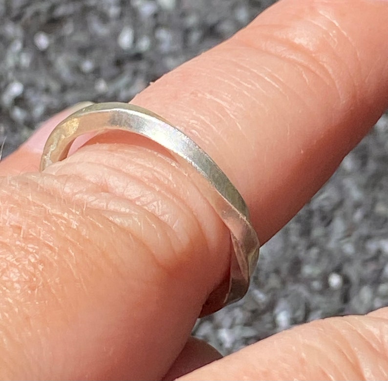 Gedraaide zilveren ring. Draai zilveren ring. Gehamerde ring. Zilveren herenring afbeelding 5