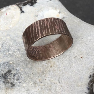 Holz struktur Ring,Gehämmert Kupfer Ring, Brutalist Kupfer Ring,breites Band Kupfer Ring,Wikinger Kupfer Ring Bild 9